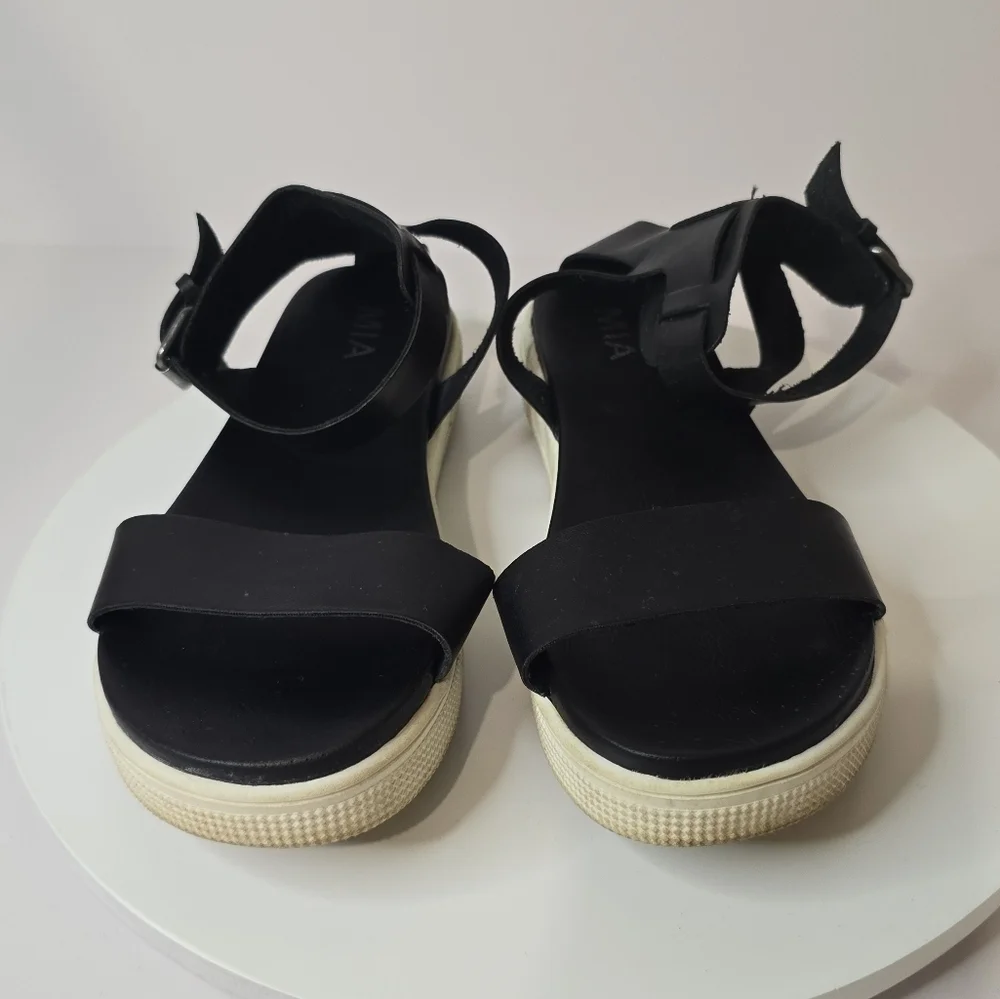 ⭐️40% Off⭐️ MIA Ellen Sandals in Black